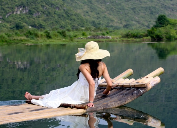 Bamboo rafting yulong river to Yangshuo Mountain Retreat