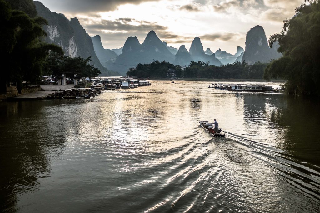 li-river-private-motor-raft-yangshuo-mountain-retreat-tours-yangshuo-china