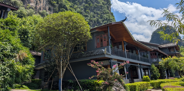 Yangshuo Mountain Retreat Yulong River corner room with oversize balcony.
