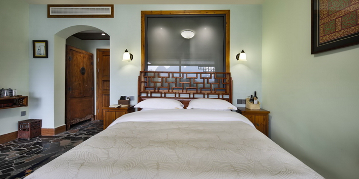 Yangshuo Mountain Retreat private balcony overlooking the Yulong River.